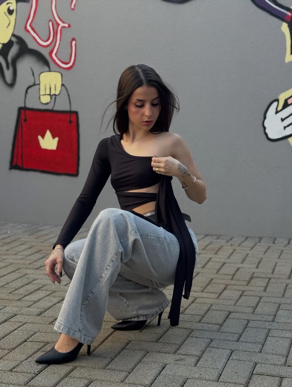 Look feminino Traje Style em frente a grafite, Cascavel